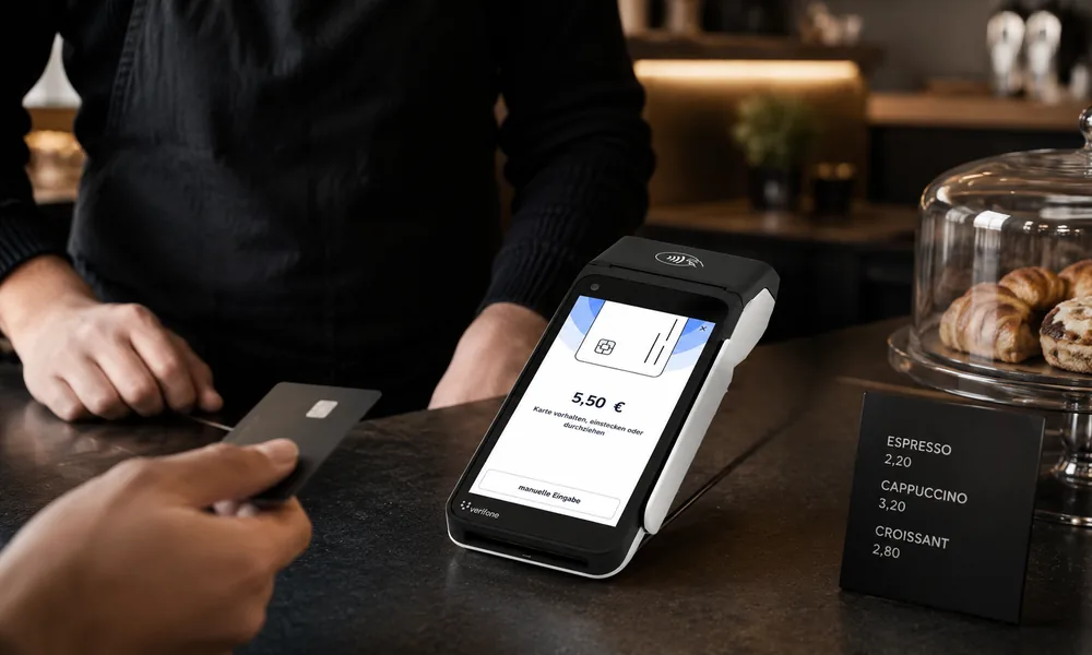 Kontaktlose Kartenzahlung am Shift4One Terminal an der Theke