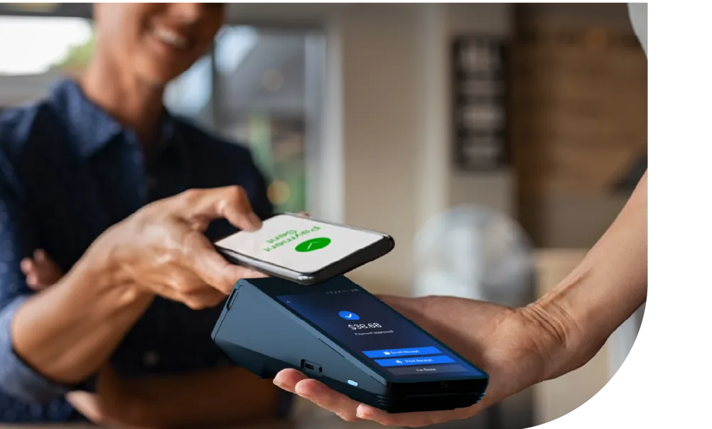 Kunde hält sein Smartphone an ein Shift4One Terminal, um kontaktlos zu bezahlen